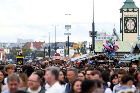 Bewölkt und regnerisch soll das letzte Wiesn-Wochenende 2025 laut DWD werden. (Archivbild) Foto: Felix Hörhager/dpa