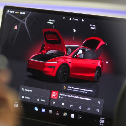 Türprobleme beim Modell Y von Tesla: Cockpit zeigt Fahrzeug mit geöffneten Türen im indischen Store
