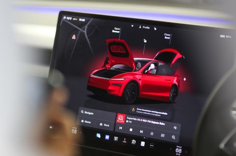 Türprobleme beim Modell Y von Tesla: Cockpit zeigt Fahrzeug mit geöffneten Türen im indischen Store