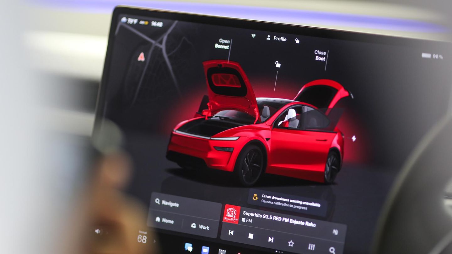 Türprobleme beim Modell Y von Tesla: Cockpit zeigt Fahrzeug mit geöffneten Türen im indischen Store