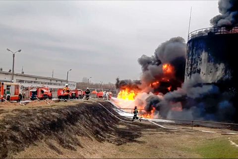 Die Feuerwehr löscht ein in Brand geratenes Öldepot in Russland. (Archivbild) Foto: Uncredited/Russian Emergency Ministry Press