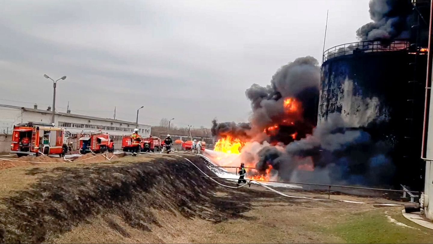 Die Feuerwehr löscht ein in Brand geratenes Öldepot in Russland. (Archivbild) Foto: Uncredited/Russian Emergency Ministry Press