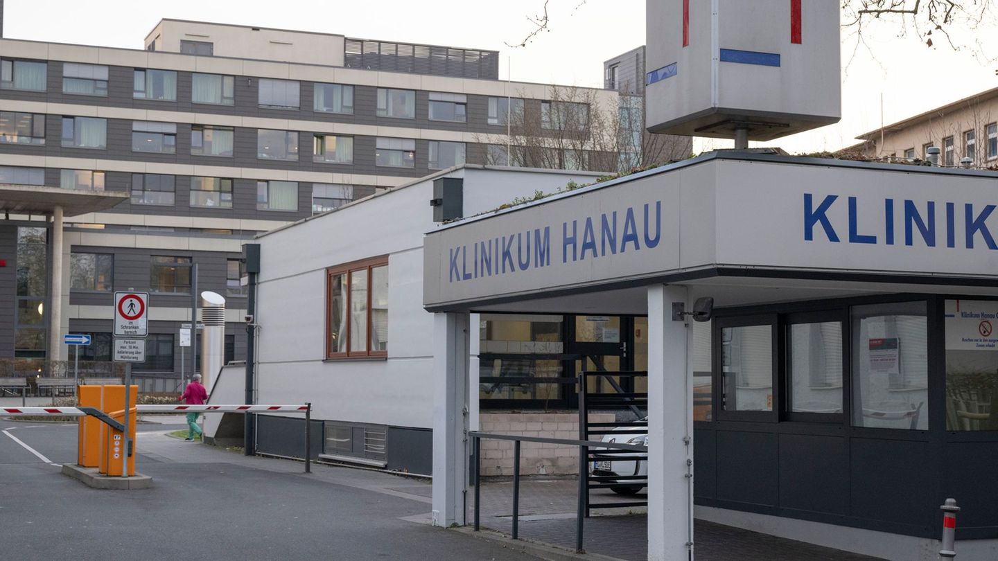 Vermutlich weil ein Patient in einem Zimmer Toilettenpapier angezündet hat, kam es in dem Hanauer Klinikum zu einem Feuerwehrein