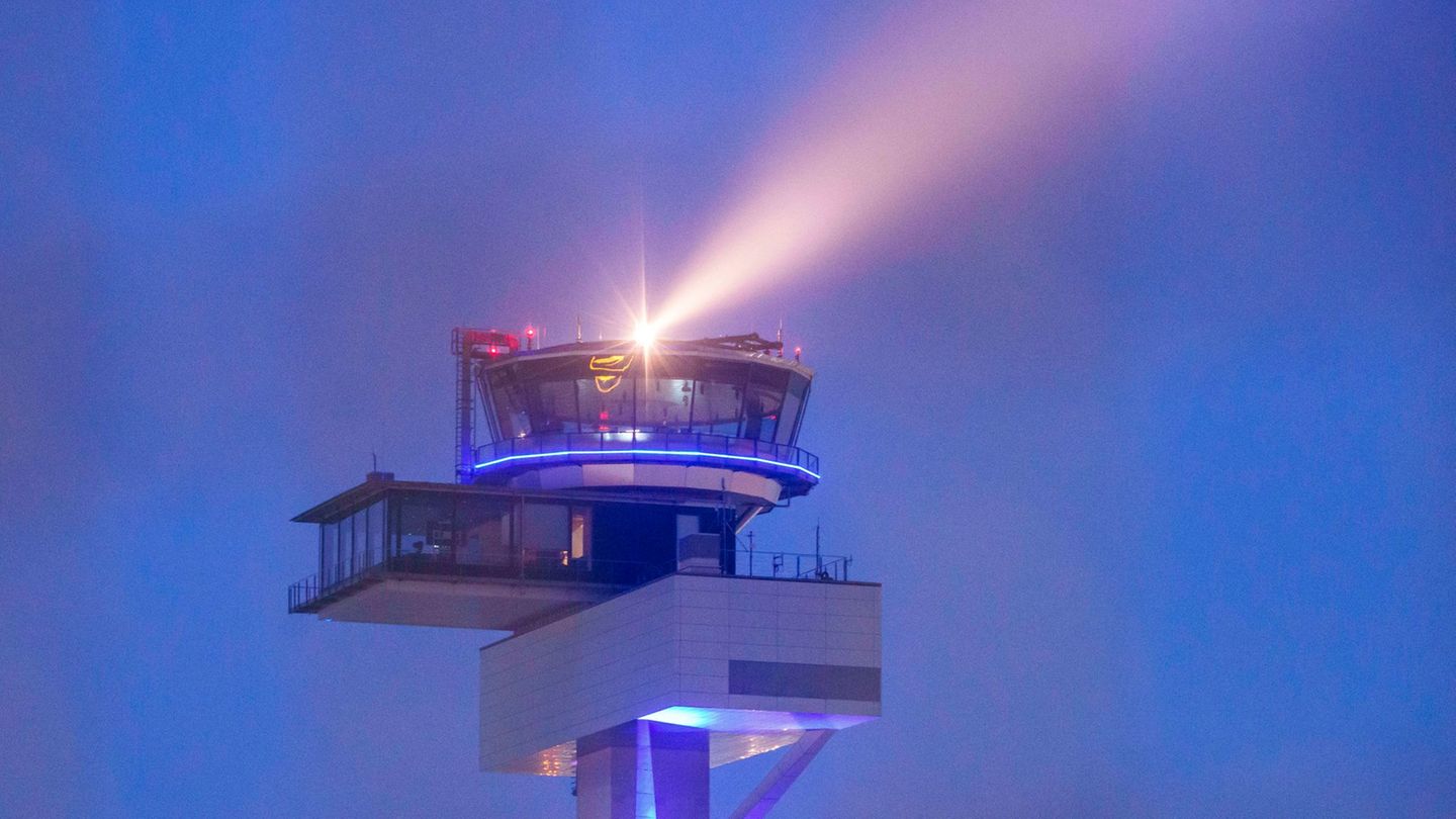 Die Maschine landete etwa eine halbe Stunde nach dem Start wieder in Frankfurt. (Archivfoto) Foto: Andreas Arnold/dpa
