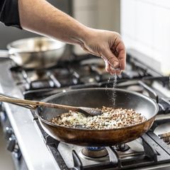 Ein Mann schwenkt eine Pfanne