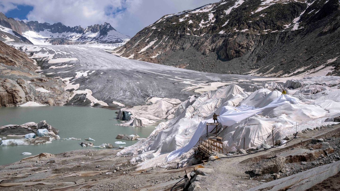 Die Schweizer Gletscher haben innerhalb von zehn Jahren ein Viertel ihrer Eismasse verloren (Archivbild) Foto: Matthias Schrader