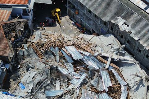 Das Internat wurde bei dem Einsturz völlig zerstört. Foto: Trisnadi/AP/dpa