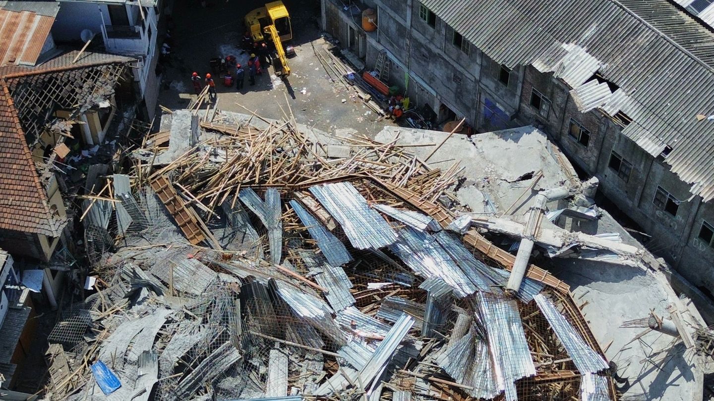 Das Internat wurde bei dem Einsturz völlig zerstört. Foto: Trisnadi/AP/dpa