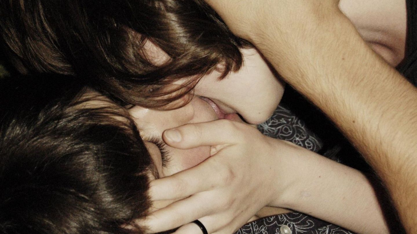 Liebesromane: Ein Paar küsste ich innig