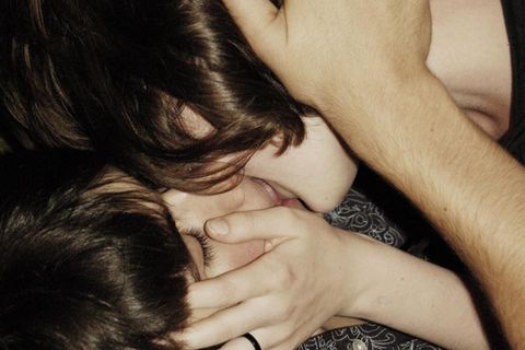 Liebesromane: Ein Paar küsste ich innig