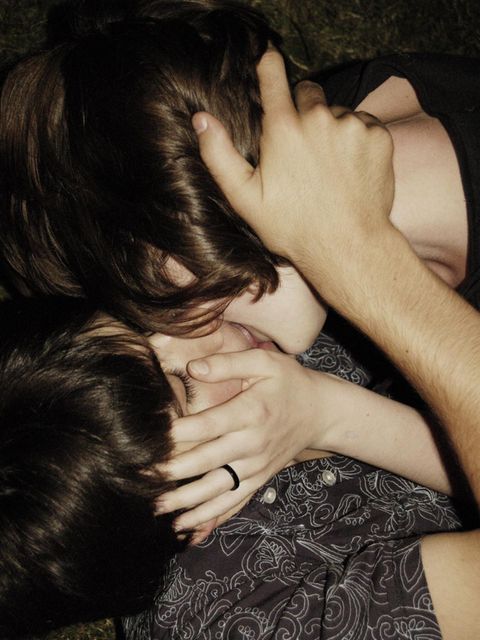 Liebesromane: Ein Paar küsste ich innig