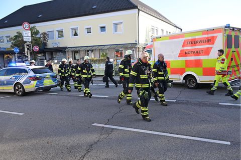 In München sind Polizei und Feuerwehr am frühen Mittwochmorgen wegen eines Brands und Knallgeräuschen ausgerückt