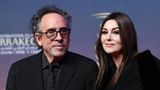 US-Filmemacher Tim Burton, 67, und die italienische Schauspielerin Monica Bellucci, 60, waren nur zwei Jahre zusammen und verkündeten am 19. September ihre Trennung. Bellucci hatte die Beziehung 2023 öffentlich gemacht. Der US-Regisseur besetzte sie in seiner Fantasy-Horrorkomödie "Beetlejuice Beetlejuice", die vergangenes Jahr beim Filmfestival in Venedig vorgestellt wurde