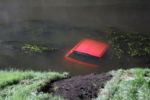 Die beiden Männer konnten das Auto aus eigener Kraft verlassen. Foto: --/Polizei Oberhausen/dpa