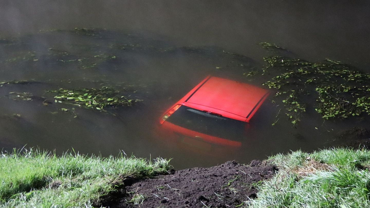 Die beiden Männer konnten das Auto aus eigener Kraft verlassen. Foto: --/Polizei Oberhausen/dpa