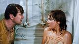 Julie Andrews und Rock Hudson unter der Dusche in einer Szene des Film "Darling Lili"