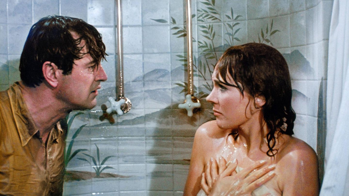 Julie Andrews und Rock Hudson unter der Dusche in einer Szene des Film "Darling Lili"