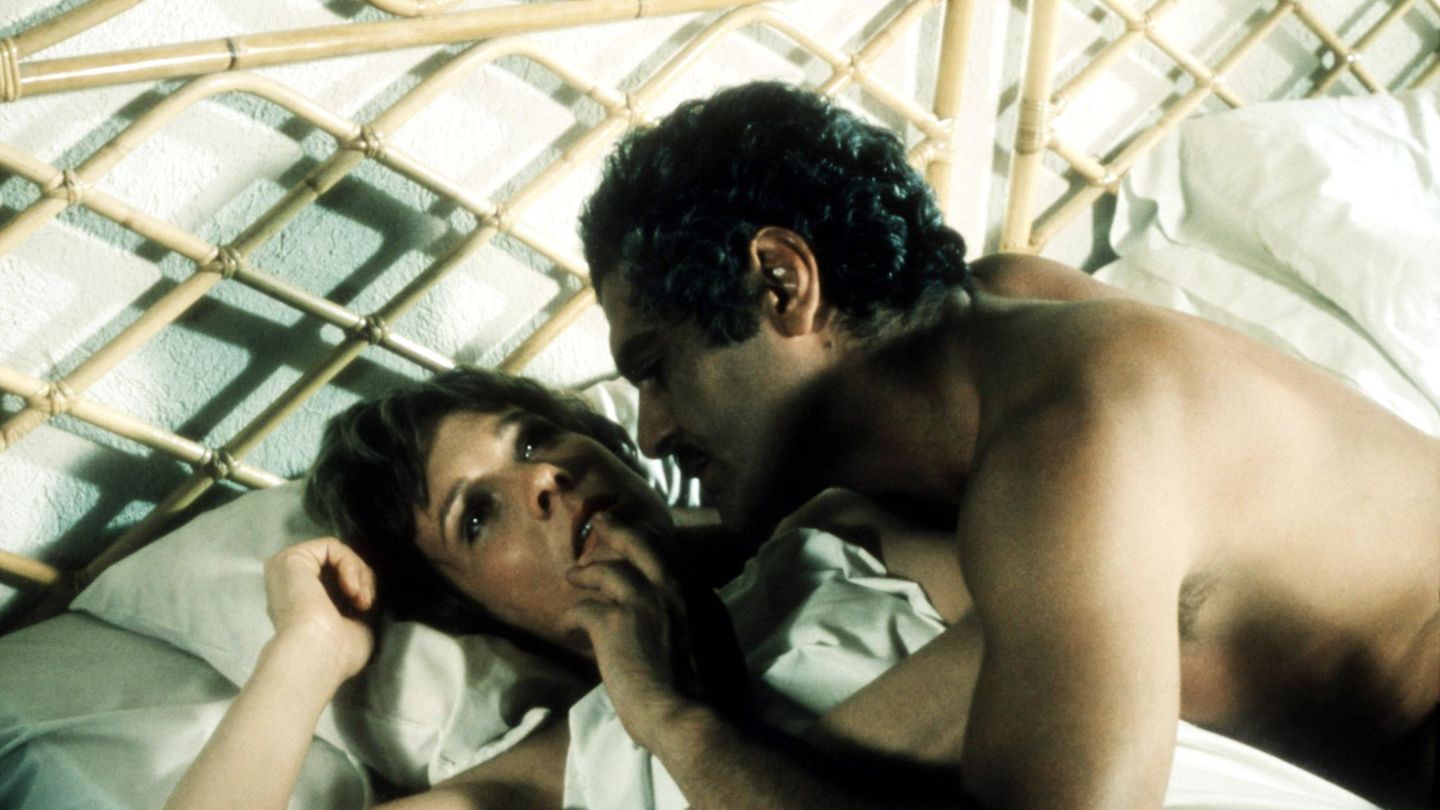 Julie Andrews in einer Bettszene mit Omar Sharif in "Die Frucht des Tropenbaumes"