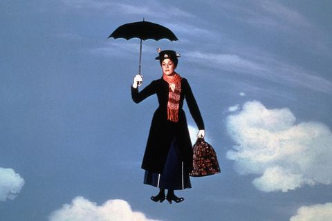 Julie Andrews fliegt als Mary Poppins am Himmel