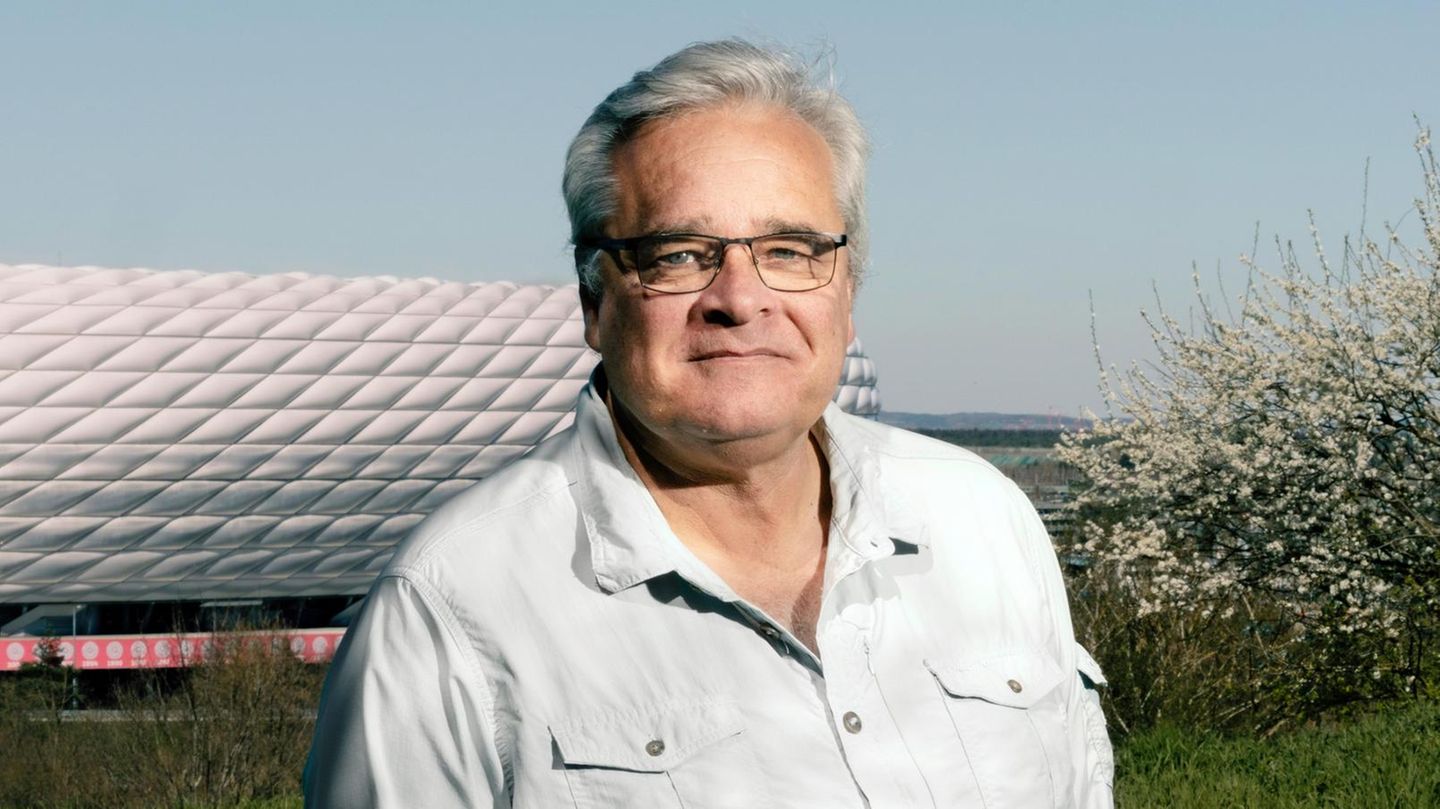 Ex-Galileo-Moderator Robert Biegert, 63, vor der Allianz Arena in München