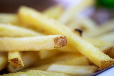 Ungesunde Lebensmittel werden in Großbritannien nicht mehr im Internet beworben. Im Fernsehen darf die Junk-Food-Werbung erst ab