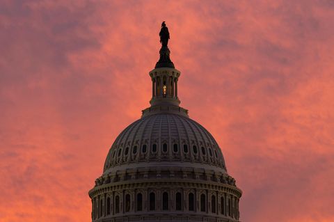 Die Kuppel des Kapitols im Sonnenuntergang und die bange Frage: Wie lange wird der Shutdown andauern?