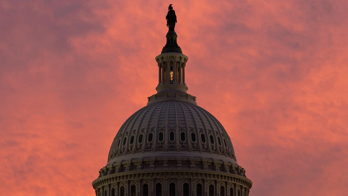 Die Kuppel des Kapitols im Sonnenuntergang und die bange Frage: Wie lange wird der Shutdown andauern?