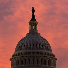Die Kuppel des Kapitols im Sonnenuntergang und die bange Frage: Wie lange wird der Shutdown andauern?
