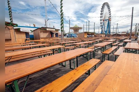 Die Tische auf der Wiesn bleiben vorerst leer.