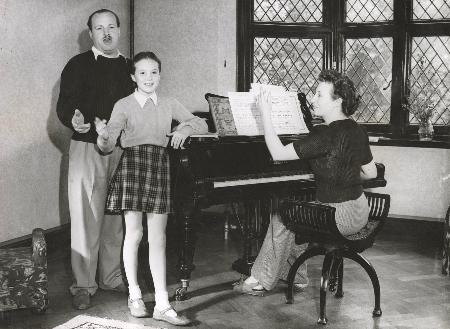 Julie Andrews im Alter von 12 Jahren mit ihrer Mutter und ihrem Stiefvater