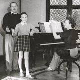 Julie Andrews im Alter von 12 Jahren mit ihrer Mutter und ihrem Stiefvater