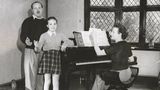 Julie Andrews im Alter von 12 Jahren mit ihrer Mutter und ihrem Stiefvater