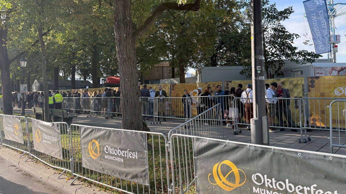 Das Oktoberfestgelände war wegen einer Bombendrohung abgesperrt. Foto: Manuel Schwarz/dpa