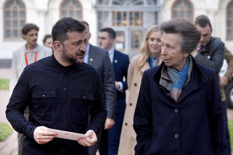 Prinzessin Anne überreichte dem ukrainischen Präsidenten Wolodymyr Selenskyj einen Brief mit Emblem des Königshauses. Foto: Thom