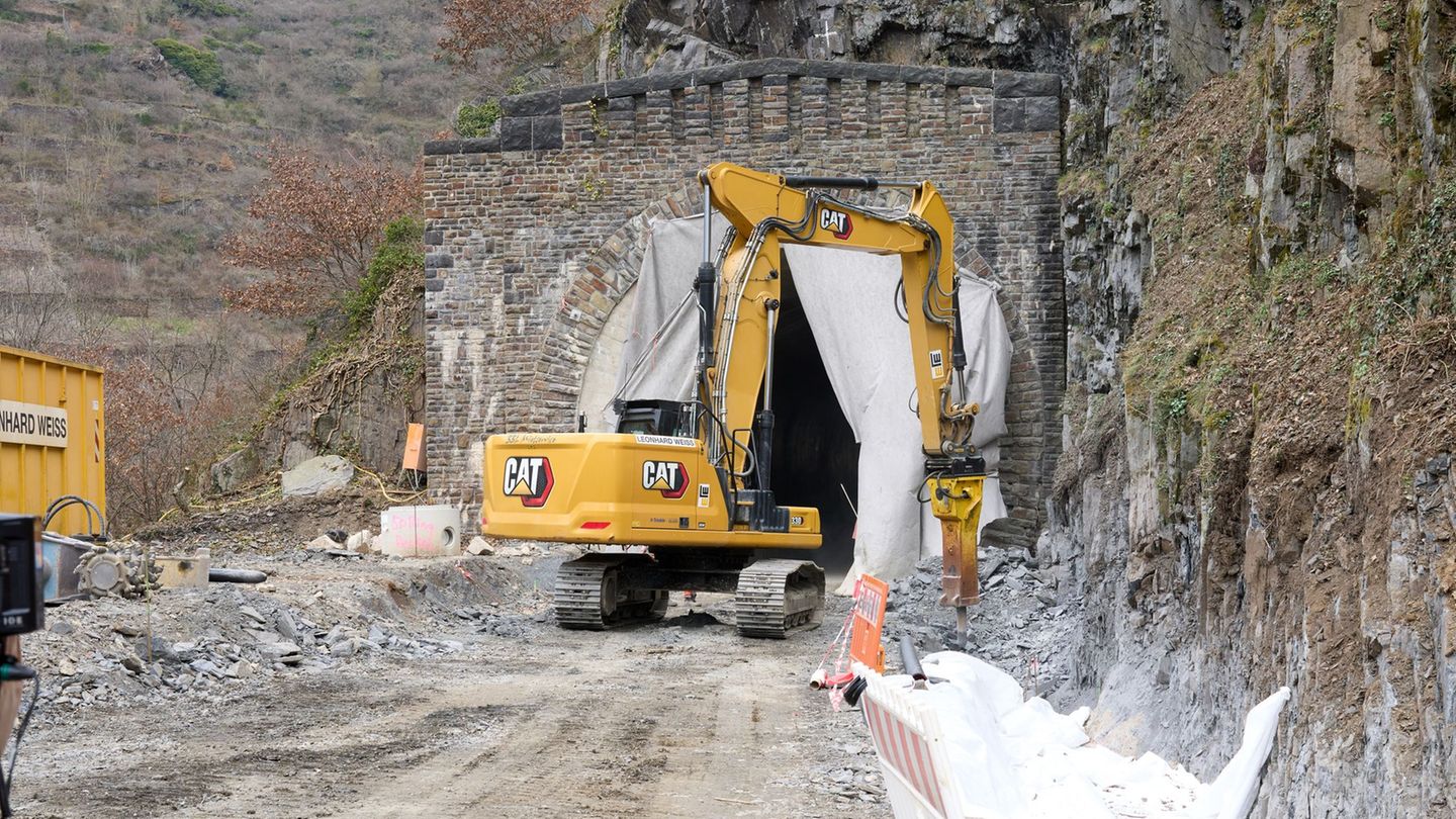 Ein Teil der Strecke war bei der Flut fast komplett zerstört worden. (Archivbild) Foto: Thomas Frey/dpa