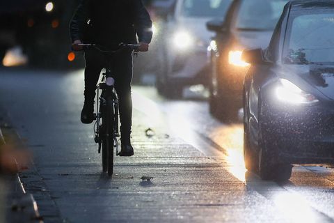 Besonders Radfahrer und Fußgänger sind laut Polizei im Herbst und Winter gefährdet. (Symbolbild) Foto: Jan Woitas/dpa