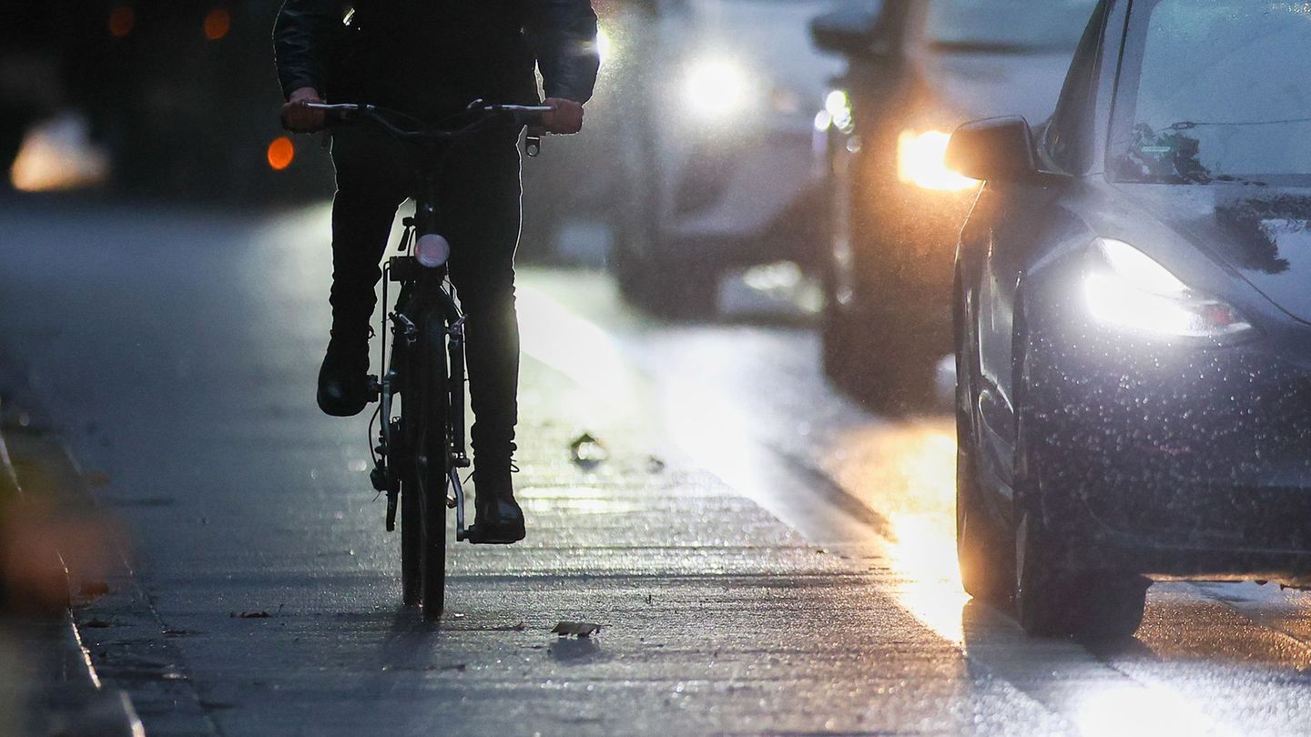 Besonders Radfahrer und Fußgänger sind laut Polizei im Herbst und Winter gefährdet. (Symbolbild) Foto: Jan Woitas/dpa