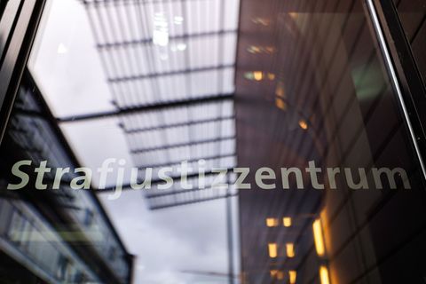Der Angeklagte soll seine Mutter mit Händen und Füßen traktiert haben. (Archivbild) Foto: Daniel Karmann/dpa