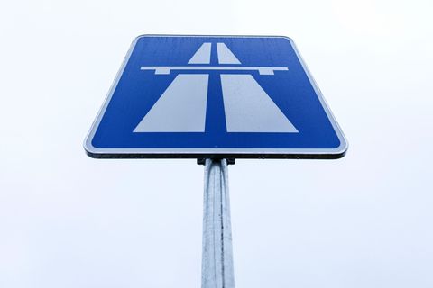 Die Autobahn 67 muss am Rüsselsheimer Dreieck übernächstes Wochenende voll gesperrt werden. (Symbolbild) Foto: Friso Gentsch/dpa