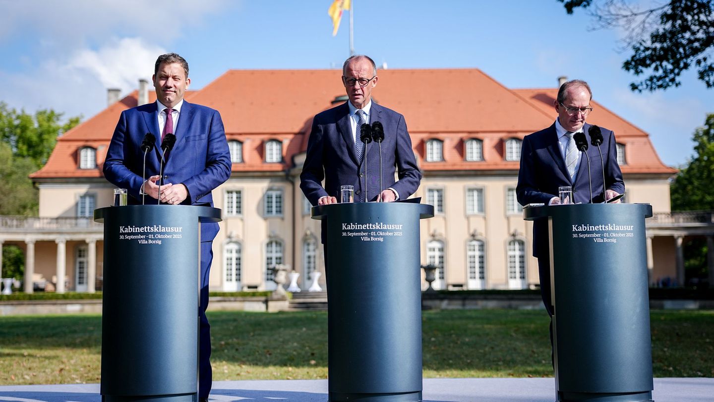 Nach der Kabinettsklausur traten Kanzler Merz, Vizekanzler Klingbeil und Innenminister Dobrindt gemeinsam vor die Presse. Foto: