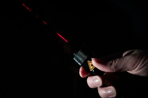 Die Triebfahrzeugführer wurden mit einem Laserstrahl geblendet. (Symbolbild) Foto: Fabian Strauch/dpa