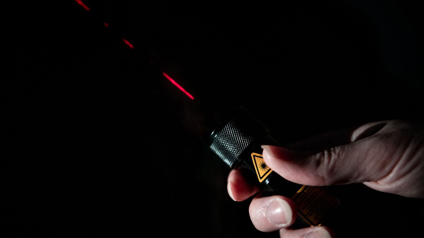 Die Triebfahrzeugführer wurden mit einem Laserstrahl geblendet. (Symbolbild) Foto: Fabian Strauch/dpa