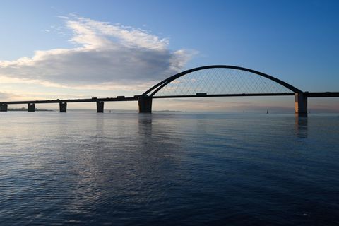 Polizisten entdeckten in Not geratene Kitesurfen von der Brücke aus. (Archivbild) Foto: Christian Charisius/dpa