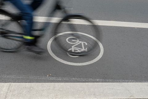 Ein Teil der Gelder soll in bessere Fuß- und Radwege fließen. (Symbolbild) Foto: Sebastian Willnow/dpa-Zentralbild/dpa