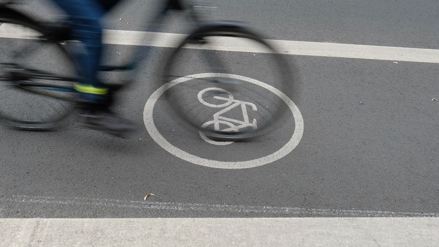 Ein Teil der Gelder soll in bessere Fuß- und Radwege fließen. (Symbolbild) Foto: Sebastian Willnow/dpa-Zentralbild/dpa