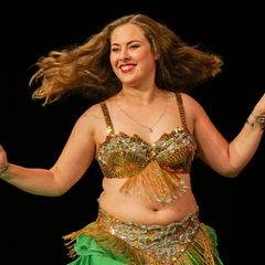 Bauchtanz Frau lächelt und tanzt