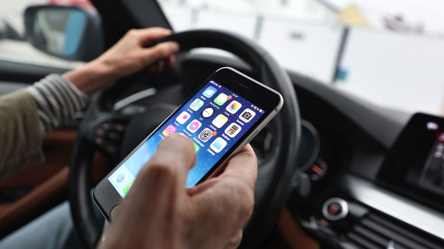 Ein Blick aufs Handy kann sekundenlange Unaufmerksamkeit bedeuten. (Symbolbild) Foto: Karl-Josef Hildenbrand/dpa/dpa-tmn