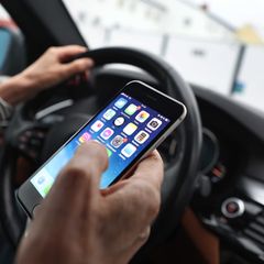 Ein Blick aufs Handy kann sekundenlange Unaufmerksamkeit bedeuten. (Symbolbild) Foto: Karl-Josef Hildenbrand/dpa/dpa-tmn