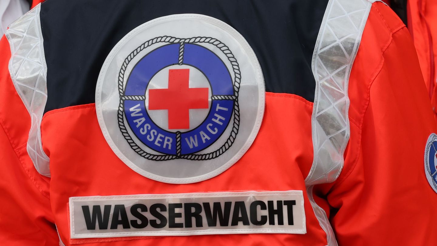 Rund 1.100 Menschen half die DRK-Wasserwacht in der Sommersaison in Berlin. (Symbolbild) Foto: Bodo Schackow/dpa