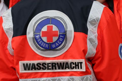 Rund 1.100 Menschen half die DRK-Wasserwacht in der Sommersaison in Berlin. (Symbolbild) Foto: Bodo Schackow/dpa